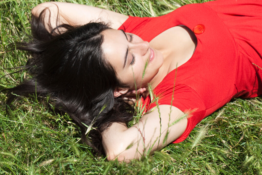 Jeune femme prenant le soleil