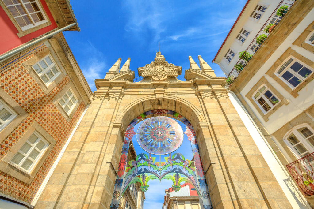Arco da Porta Nova,à côté de la rue Dom Diogo de Sousa