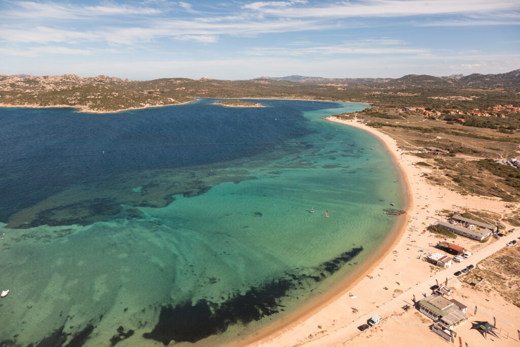 Vue aérienne de la plage de Porto Pollo en Sardaigne