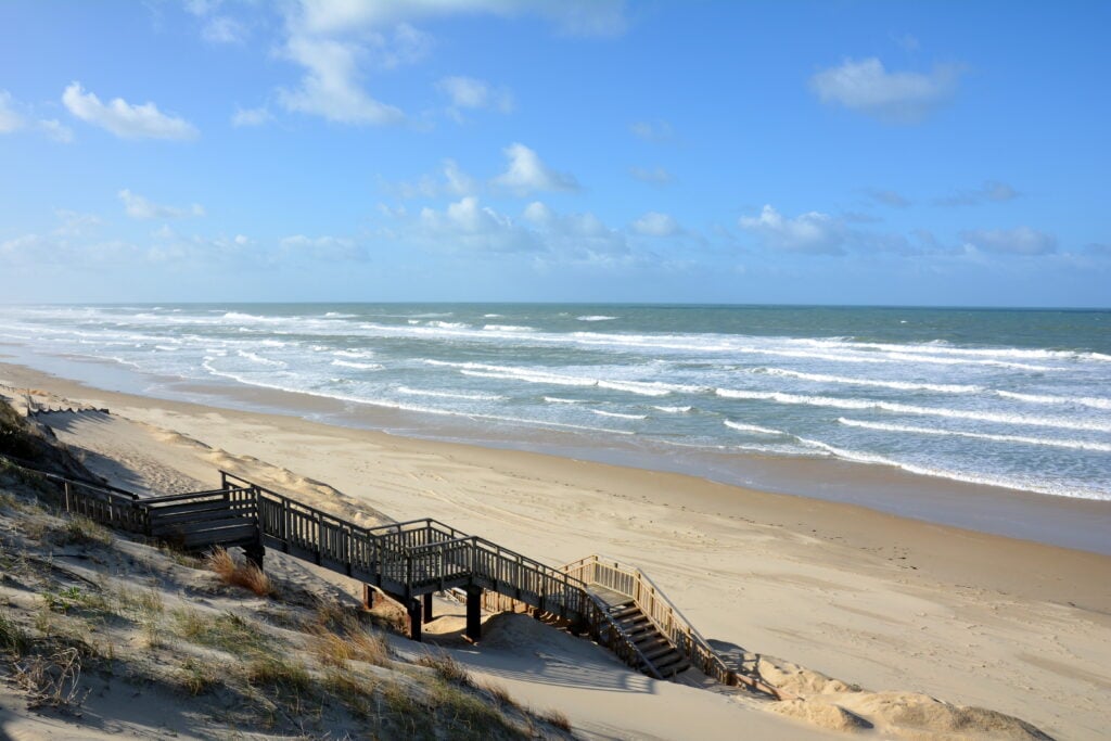 La plage de Biscarosse à marée montante