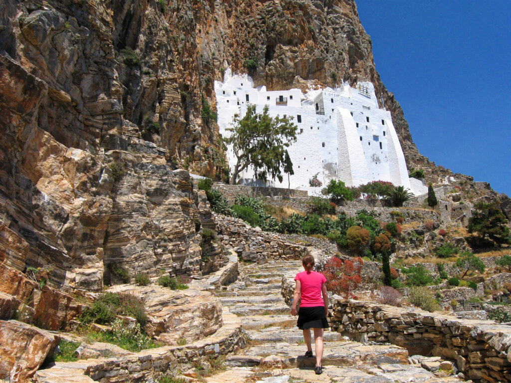 Montée au monastère de Panagia Hozoviotissa