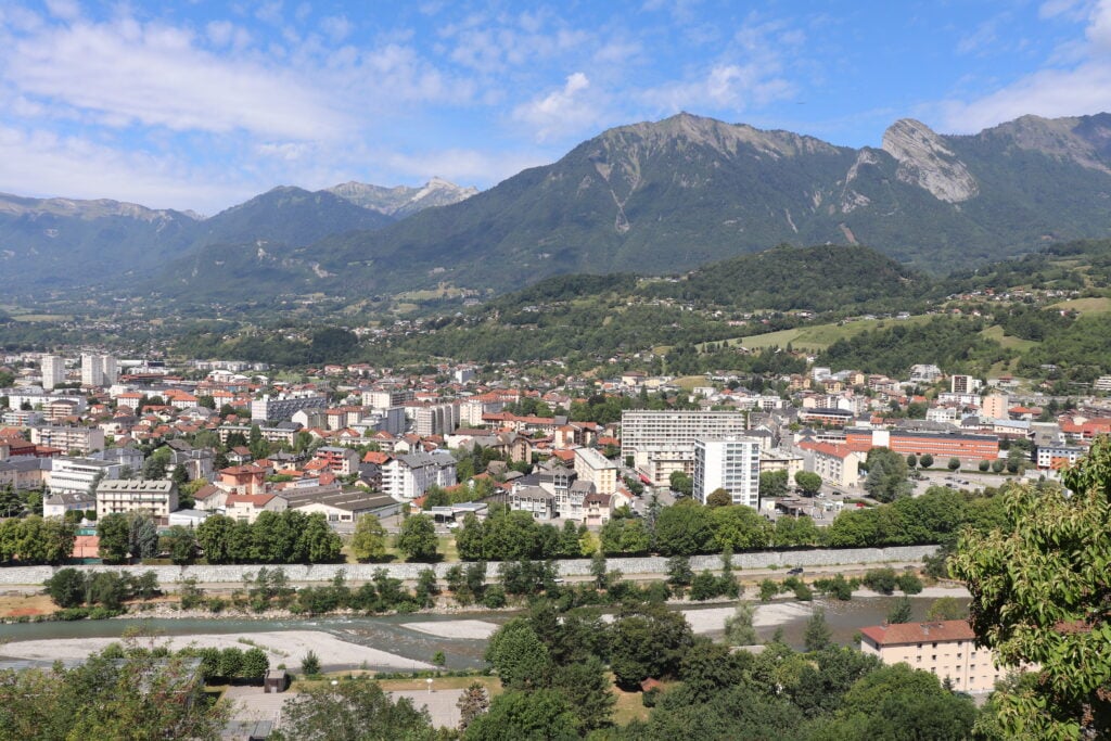 Vue d'ensemble de Albertville au pied du massif des Bauges