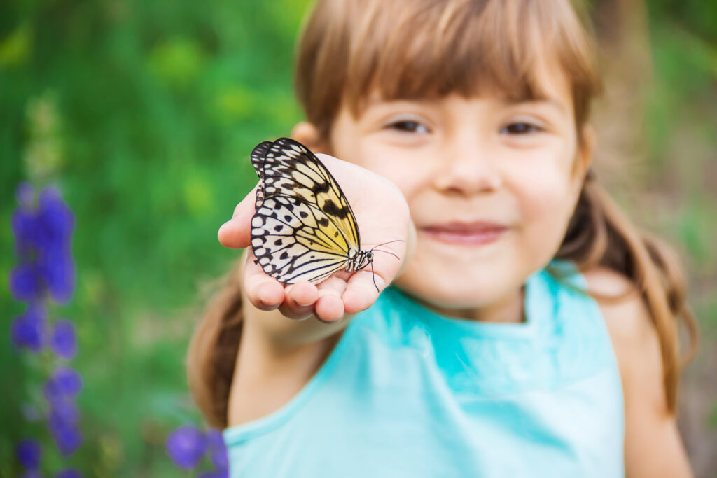 Enfant avec un papillon