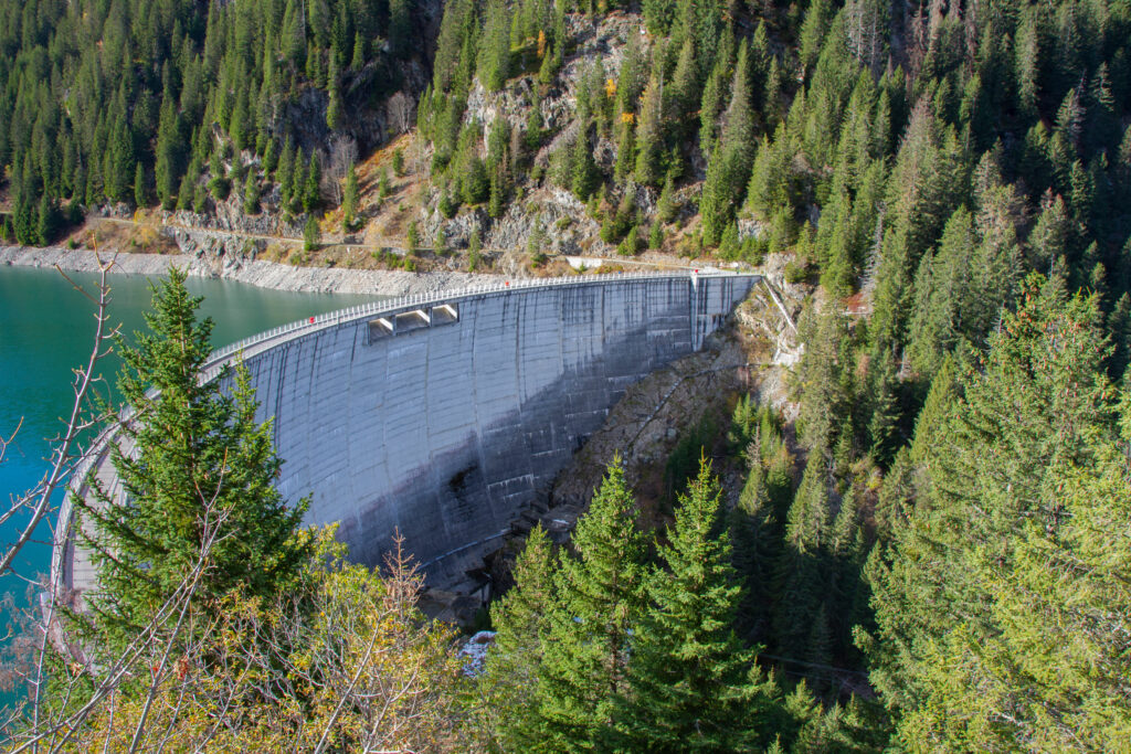 Lac et Barrage de Saint-Guérin