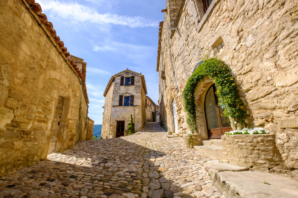 Rue pavé avec des anciennes maisons en pierre à Lacoste