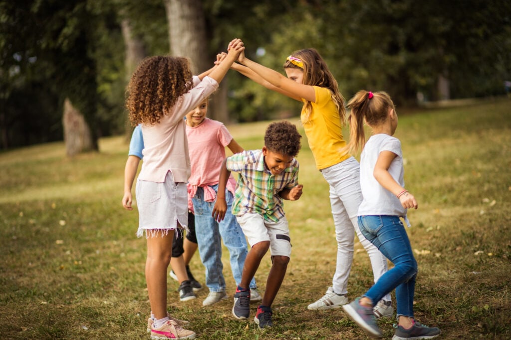 Enfants dans un parc