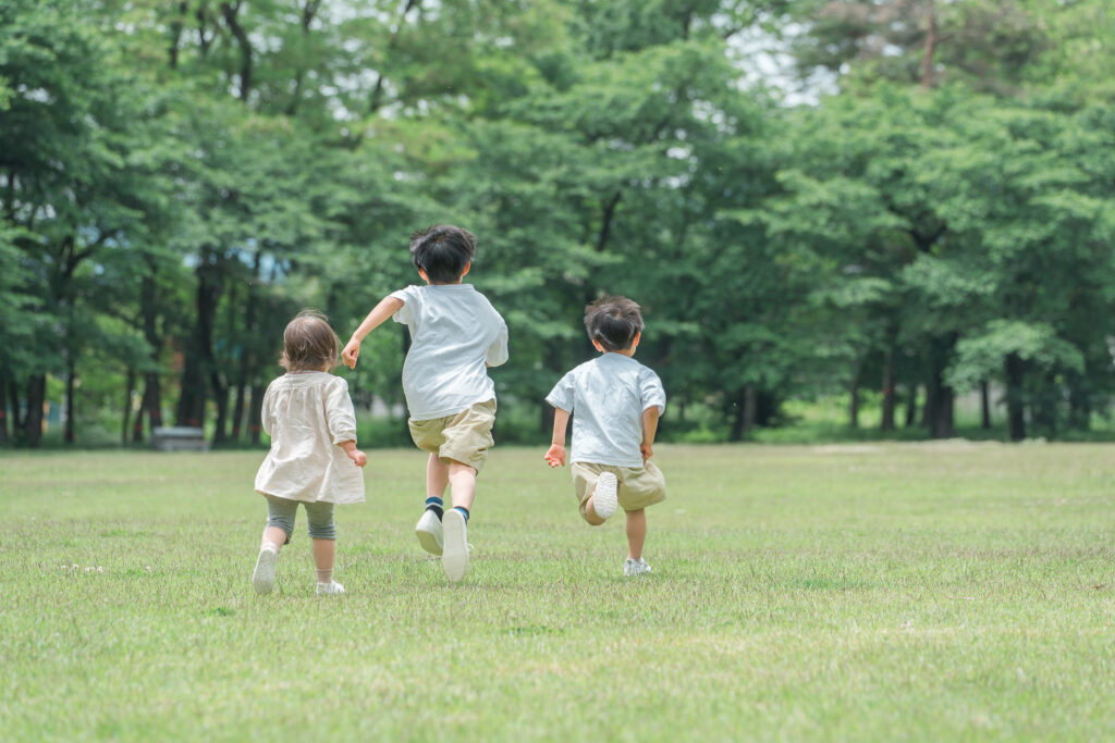 Enfants qui courent 