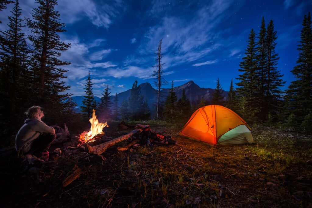 Bivouac sous tente de nuit