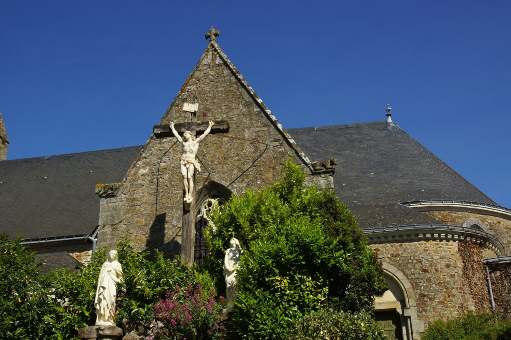 Calvaire près d'une église romane à Parné-sur-Roc