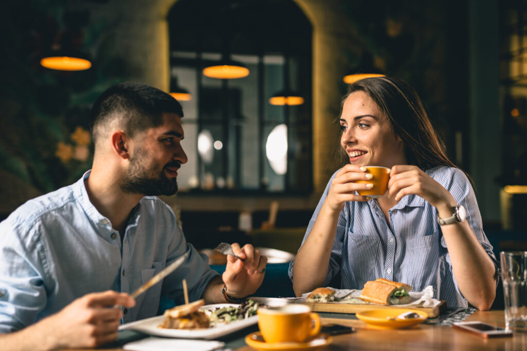 Amis au restaurant 