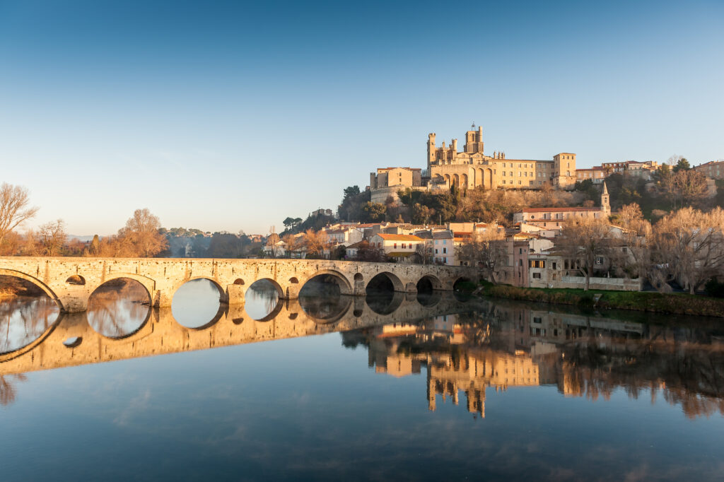 Le Pont Vieux et la cathédrale sur l'Orb à Béziers