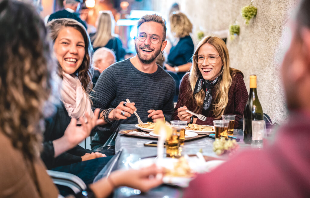 Groupe d'amis au restaurant