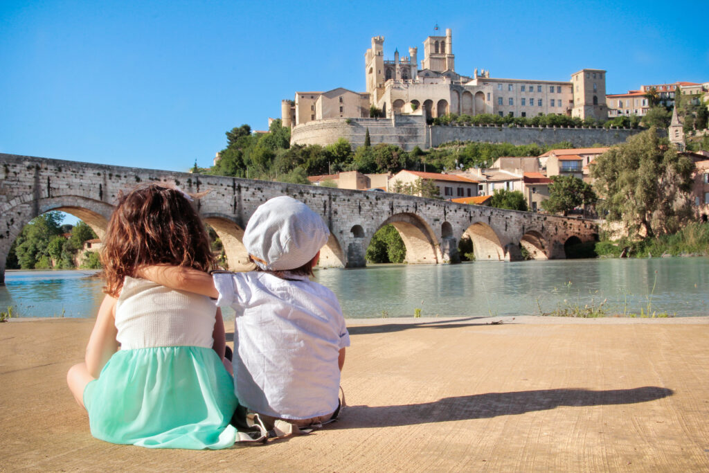 Enfants devant Béziers