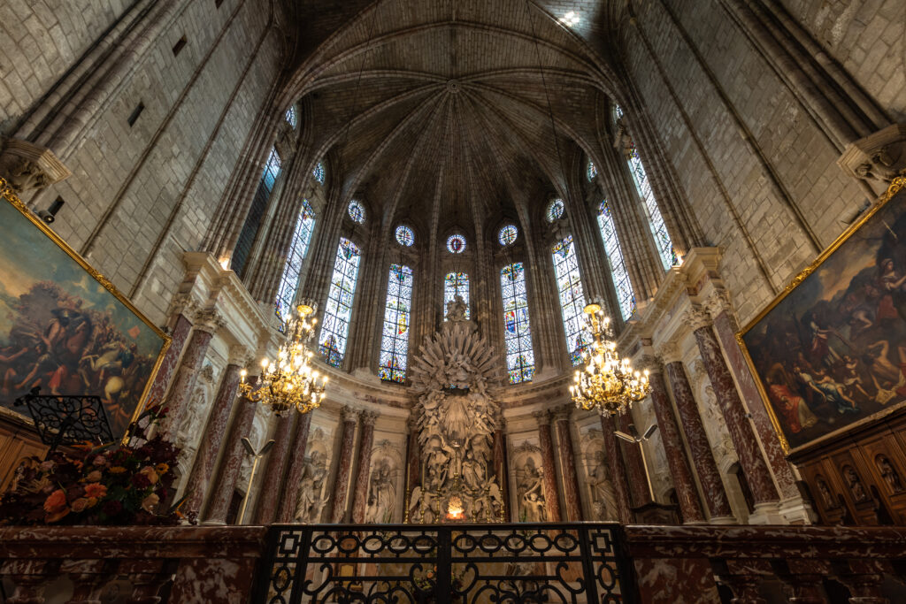 Vue à l'intérieur de la cathédrale Saint-Nazaire de Béziers (Occitanie, France)