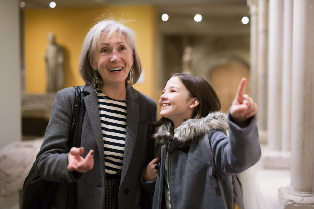 Grand-mère avec sa petite fille au musée