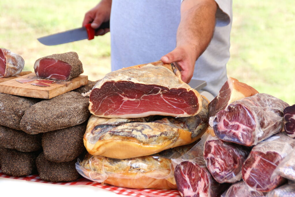 Charcuterie et jambon de Bayonne au marché