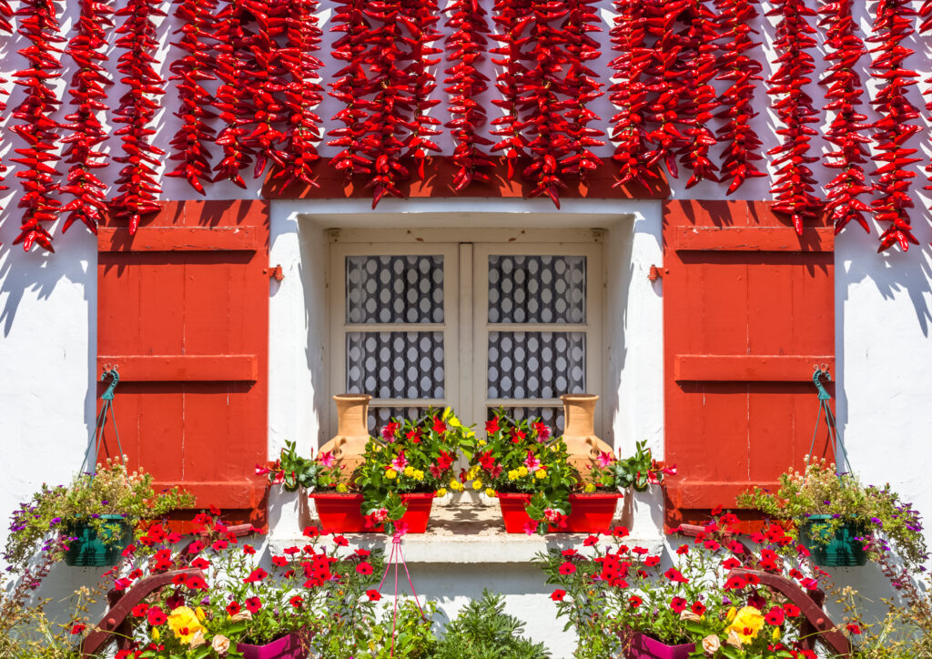 Piments au séchage sur façade de maison à Espelette