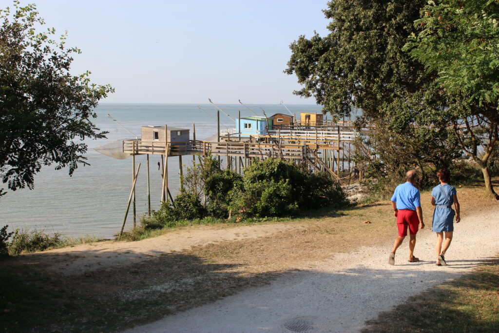 Deux promeneurs sur le sentier des douaniers à Saint-Palais-sur-mer