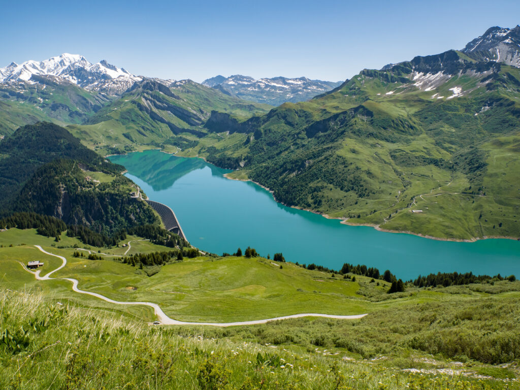 Vue du lac et du barrage de roselend proche d'Arêche Beaufort dans les Alpes