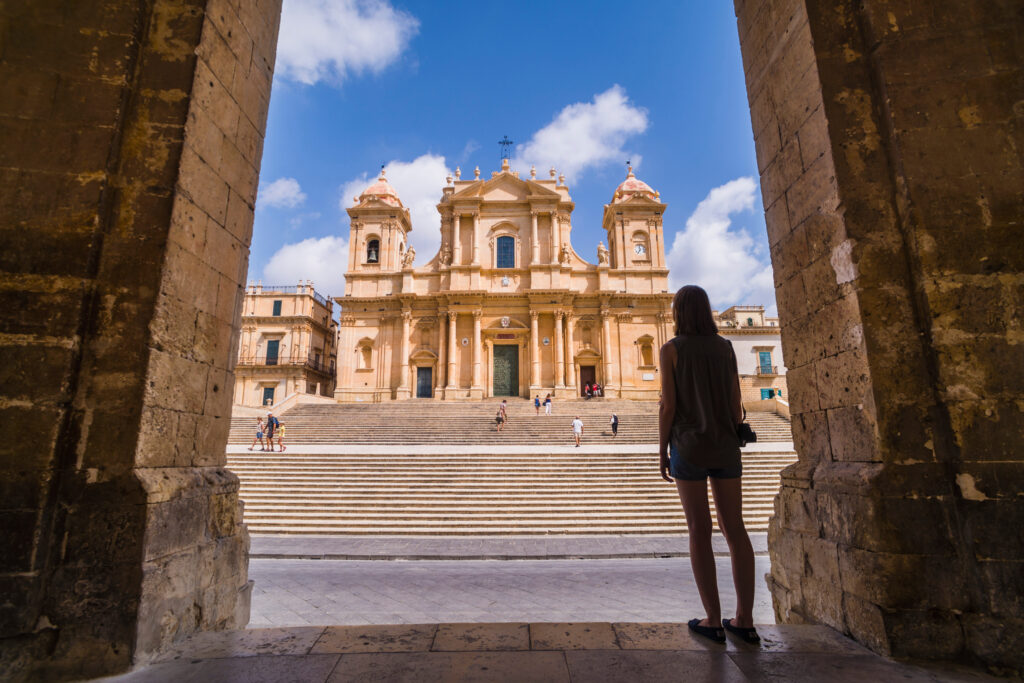 Touriste devant le Duomo de Noto