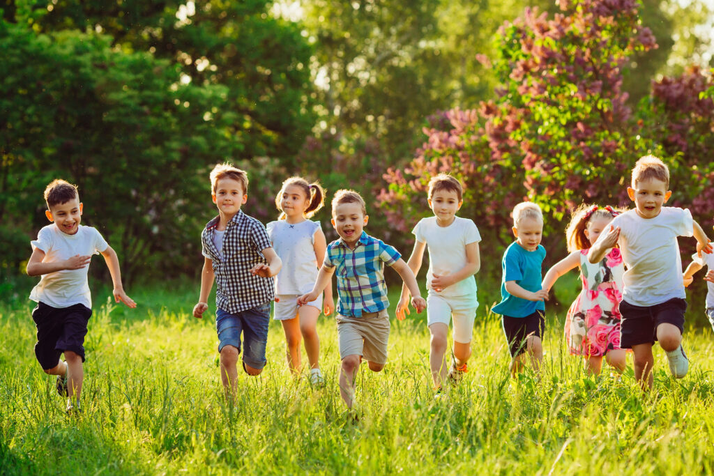 Enfants dans un jardin