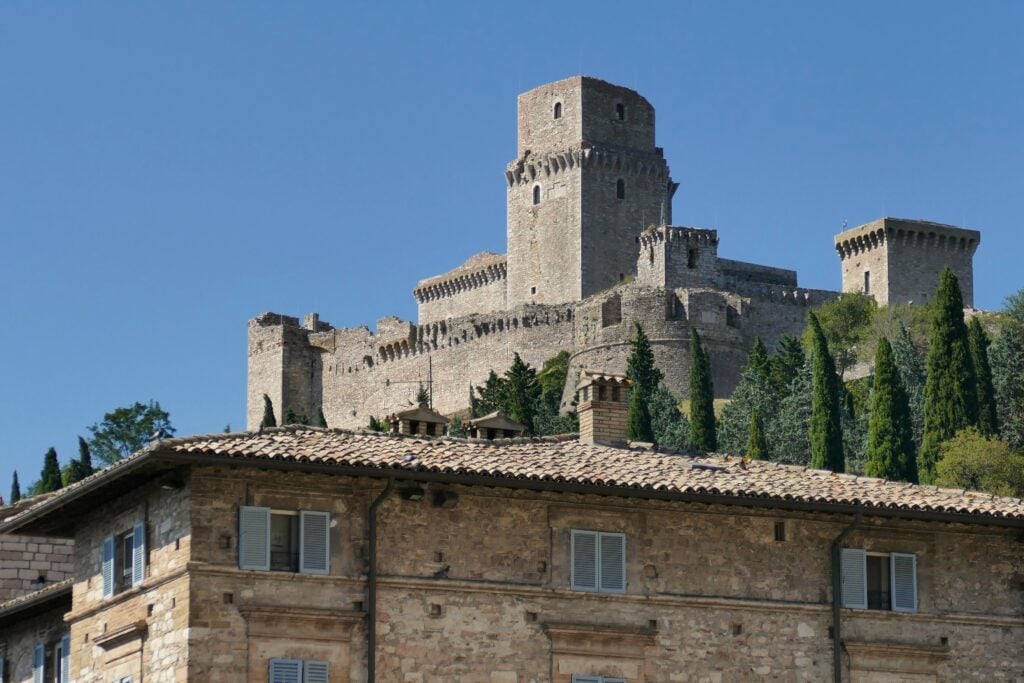 La forteresse Rocca Maggiore dominant la ville d’Assise en Italie