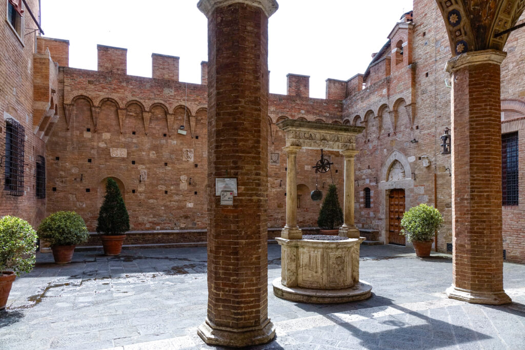 Cour du palazzo Chigi Saracini