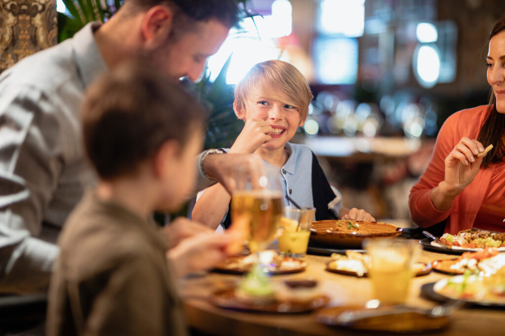 Famille au restaurant 