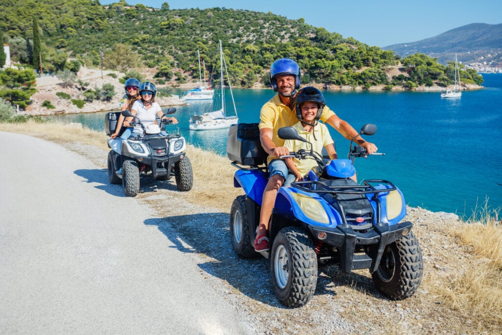 Famille faisant du quad en Grèce