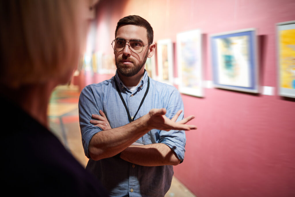 Guide dans un musée