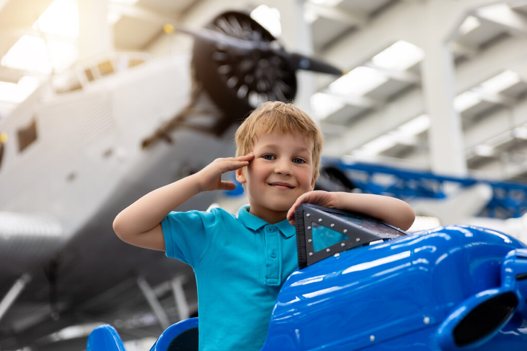 Enfant dans un musée aéronautique