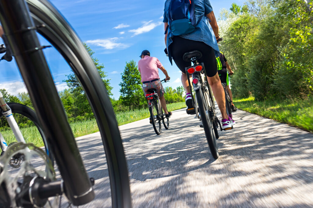 Groupe de personnes à vélo