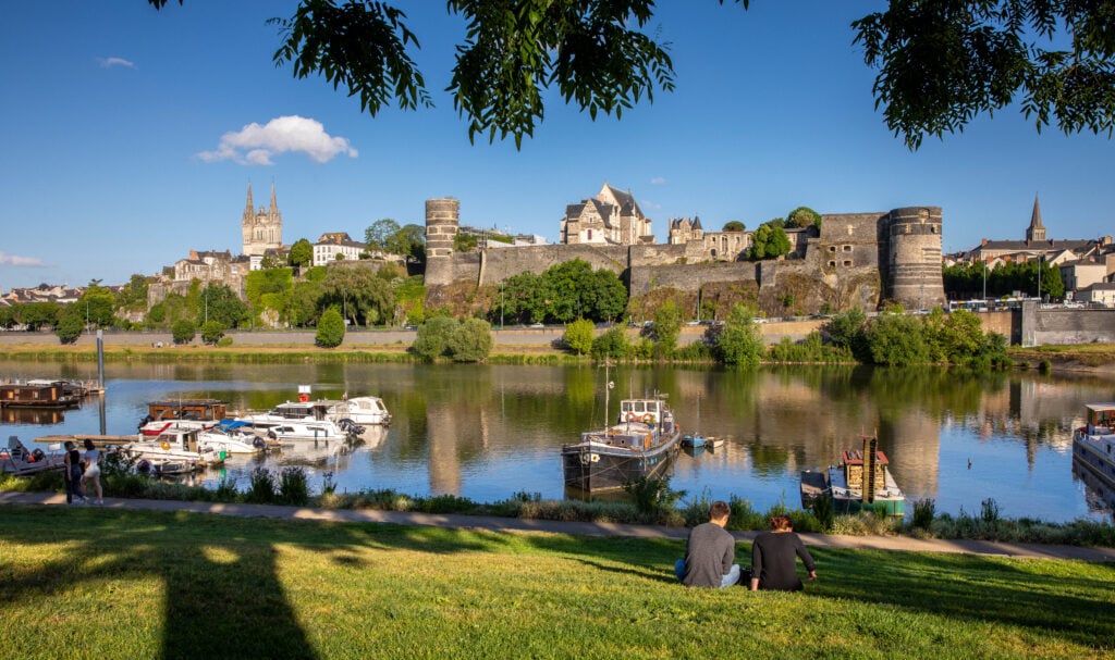 Le château et la Maine traversant la ville d'Angers en Anjou.