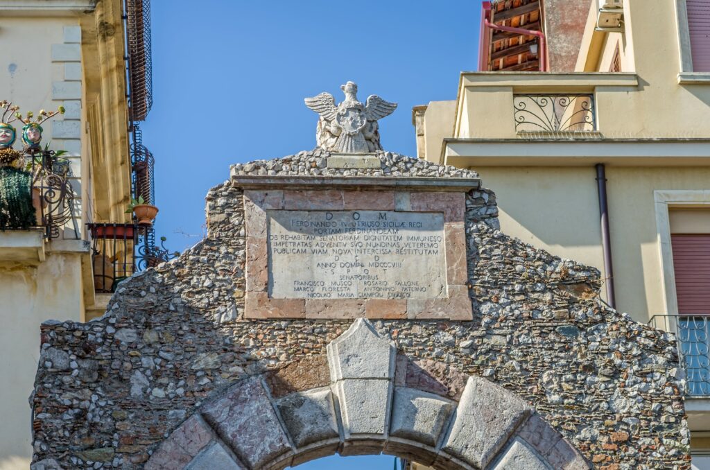 La porte de Messine à Taormine