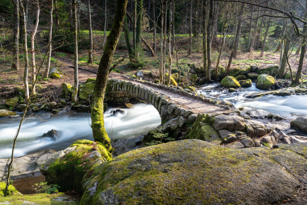 Pont des fées surplombant une rivière de montagne