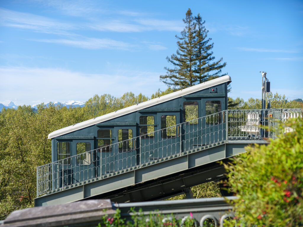 Funiculaire de Pau dans un écrin de verdure