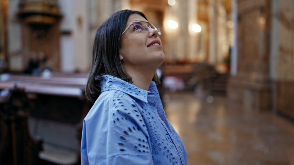 Jeune femme visitant une église