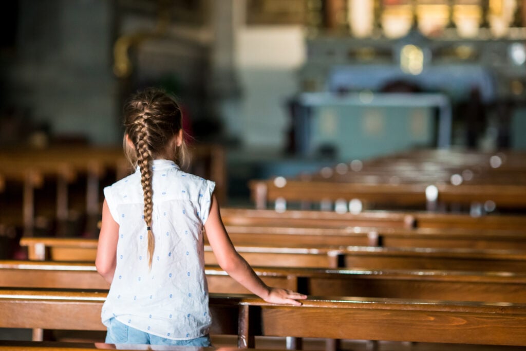 Petite fille dans une église 