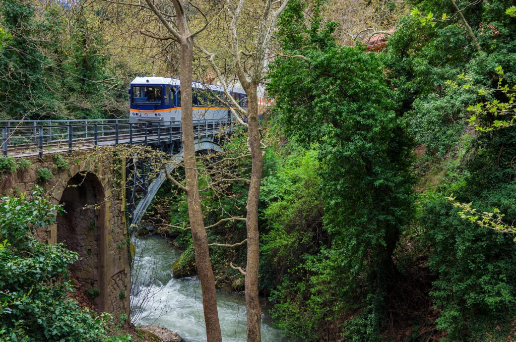 Le train entre entre Diakofto Kalavrita