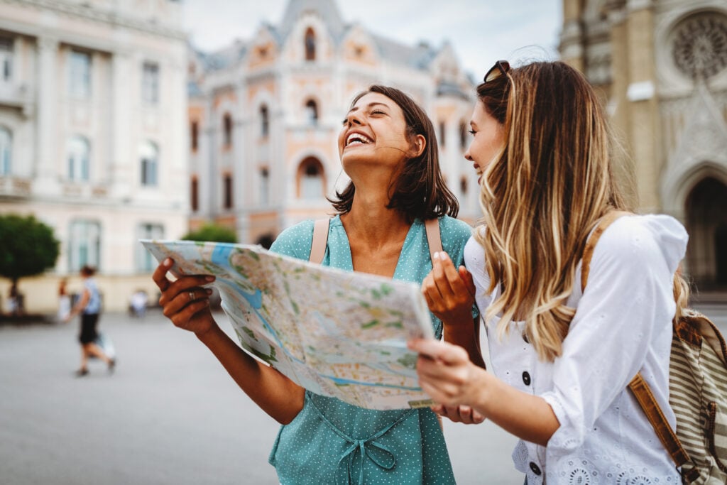 Jeunes femmes en voyage