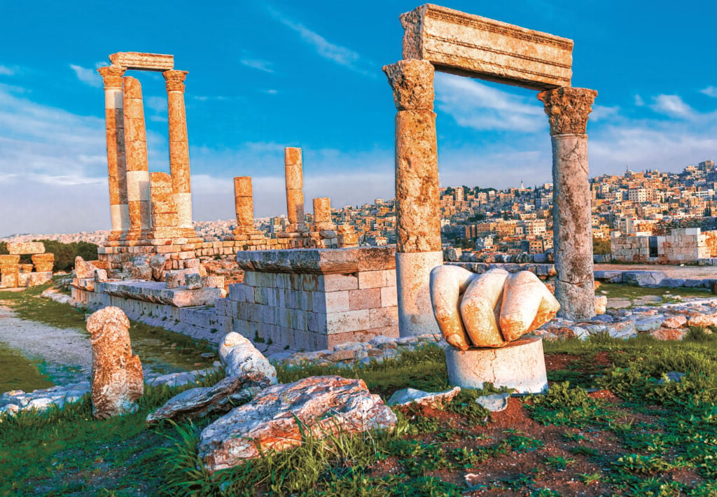 La main tombée et le temple d’Hercule sur la citadelle d’Amman. 