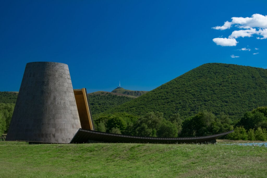 Le Puy de Dôme vu de Vulcania