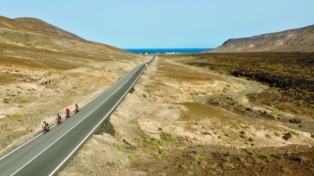 Des routes sans fin pour les amateurs de cyclisme, de la mer à l'intérieur de l'île.