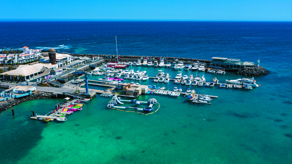 Dans le port de Caleta de Fuste il y a toutes sortes d'activités nautiques.