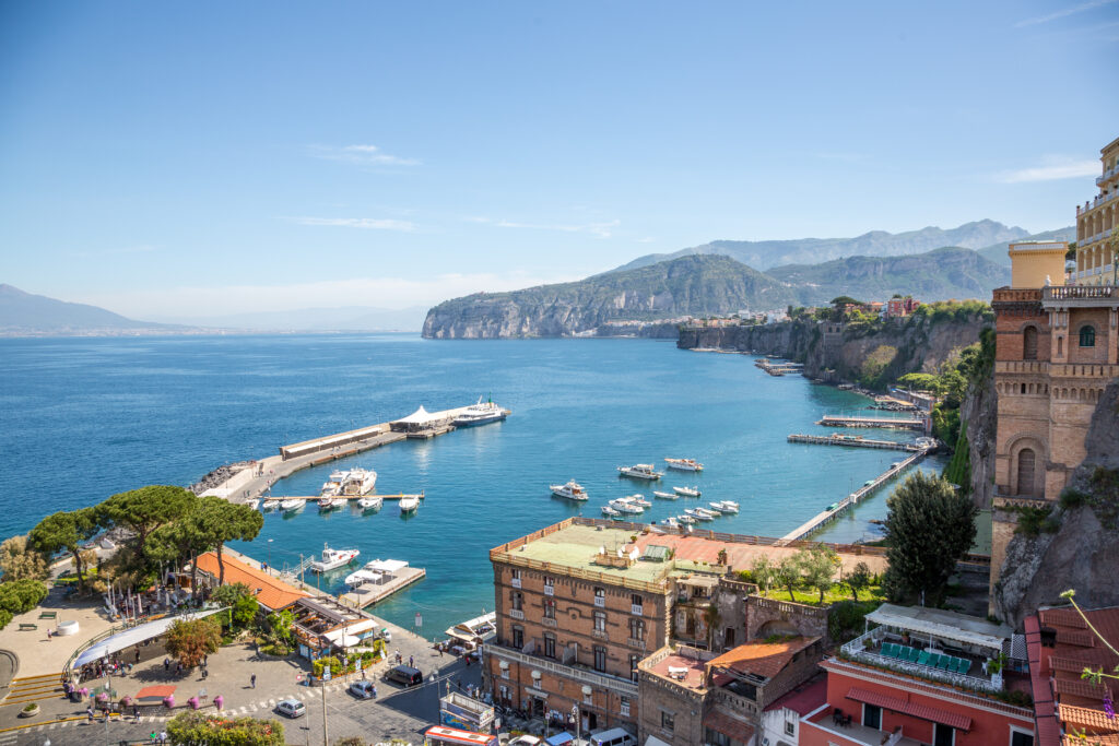 Vue sur la Marina Piccola et la baie à Sorrente