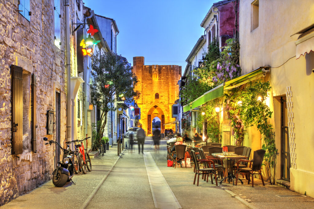 Aigues-Mortes, la cité médiévale aux salins roses