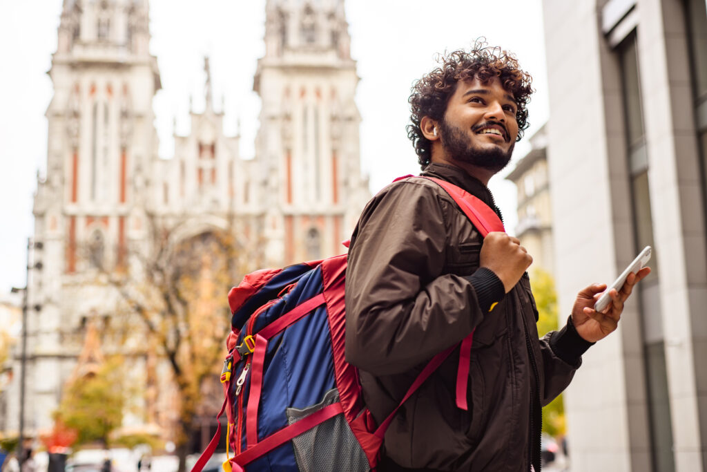 Voyageur avec son téléphone