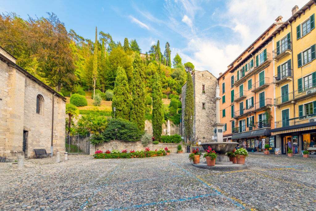 Vue sur la Piazza Della Chiesa et la basilique Saint-Jacob