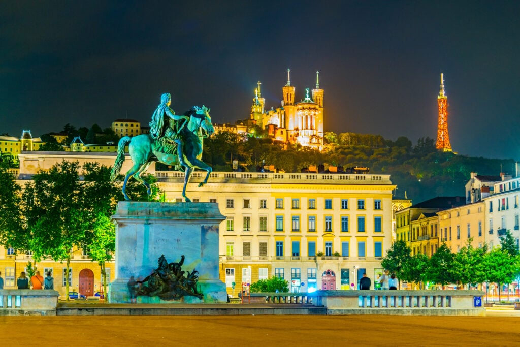 Vue sur Notre-Dame de Fourvière de nuit 