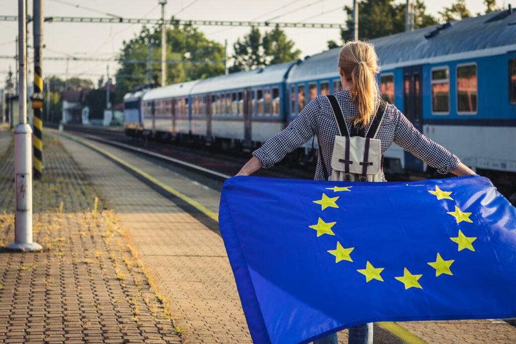 Jeune femme voyageant par train